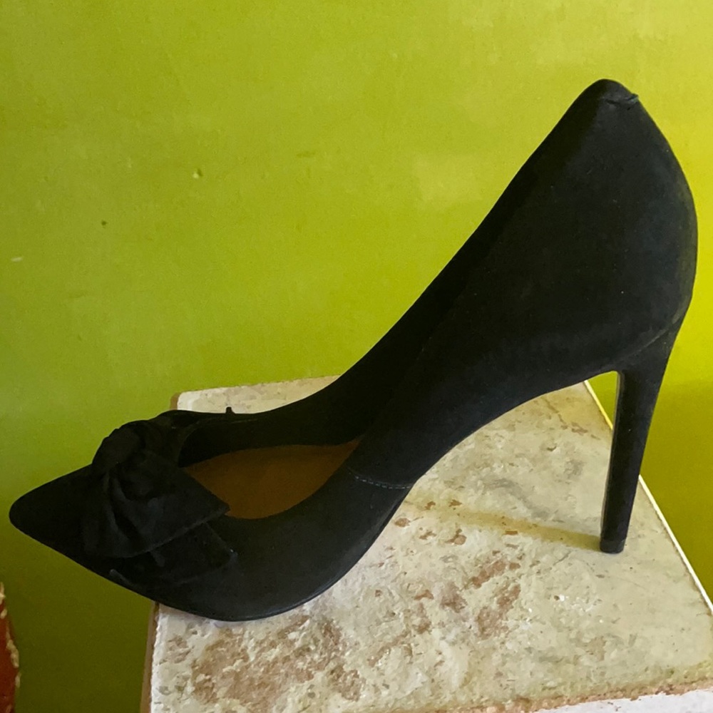 Brand New unworn Steve Madden Suede Pumps!
